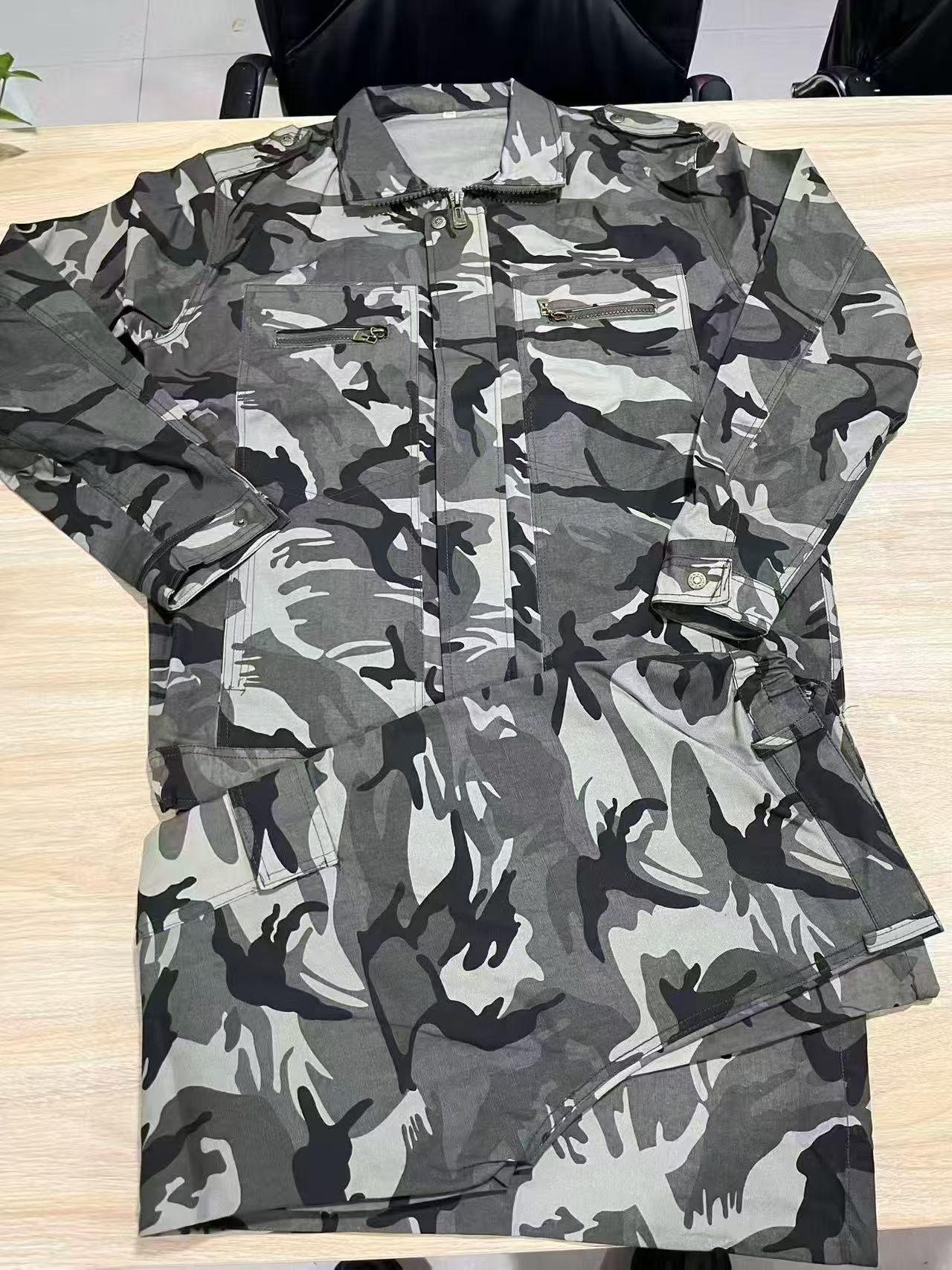 Men Camouflage Workwear Suit Assorted Sizes（迷彩服均码潮）